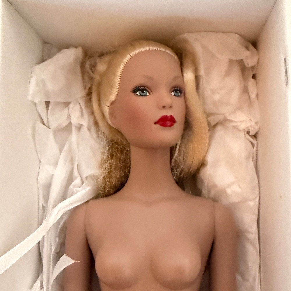 Robert Tonner Tyler Wentworth Signature Style BW Blonde Fashion Doll TW0405